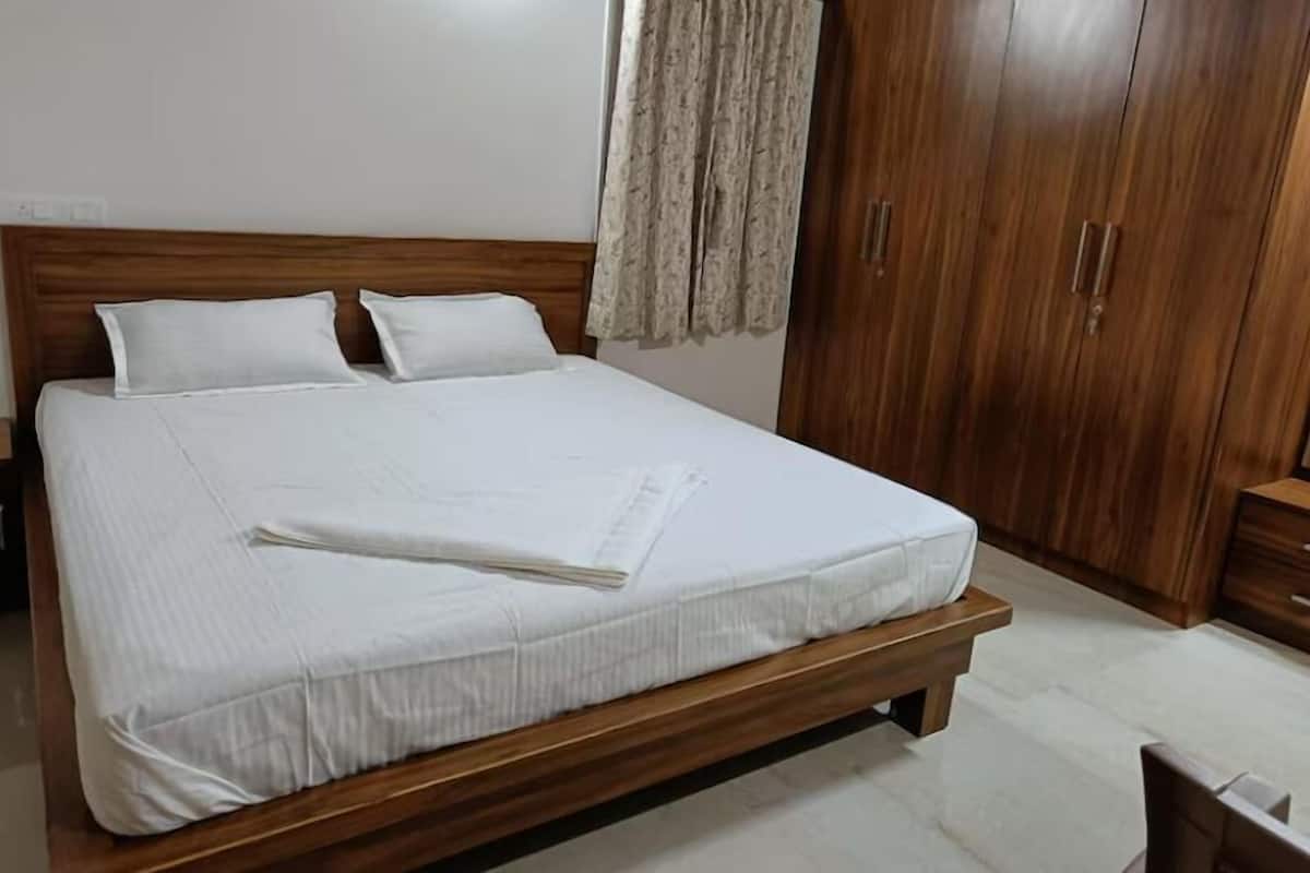 Deluxe Room | 1 bedroom, Egyptian cotton sheets, premium bedding, desk