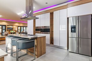 Fridge, microwave, oven, stovetop - BRAHAM LODGE: THE OCTAVE
Where luxury and serenity meet!
(Sandton)