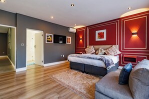 6 bedrooms, desk, iron/ironing board, WiFi