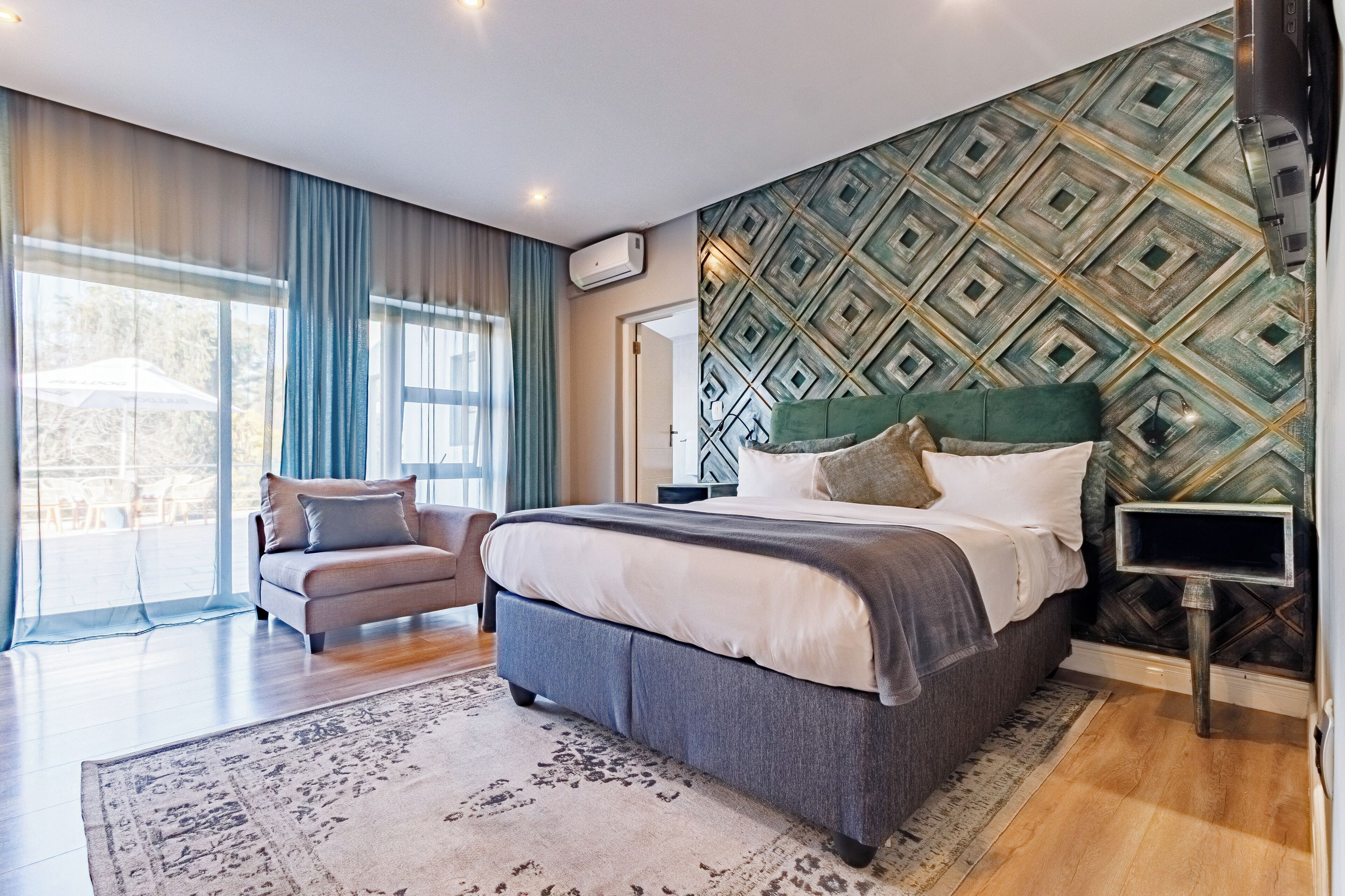 6 habitaciones, escritorio, tabla de planchar con plancha y wifi 