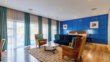 Smart TV, chimenea, impresora