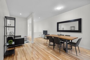 Interior - Immense Appartement, Spacieux, Lumineux, Près du Centre-ville, Tout Équipé (Montréal)