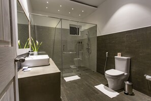 Habitación estándar | Baño | Regadera, regadera tipo lluvia, amenidades de baño gratuitas 