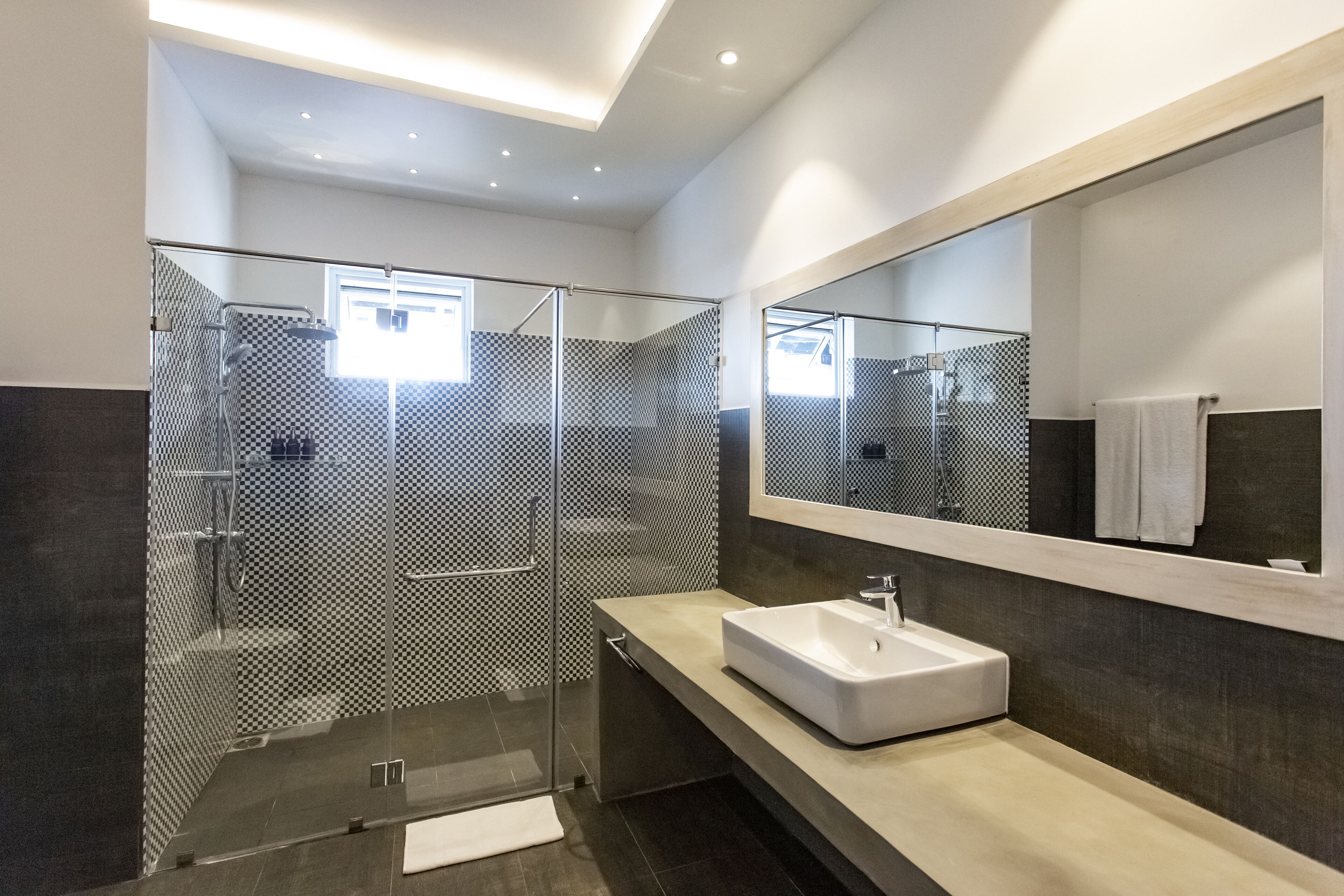 Habitación Deluxe | Baño | Regadera, regadera tipo lluvia, amenidades de baño gratuitas 