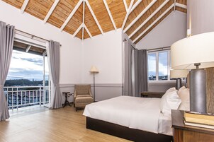 Quarto luxo | Roupas de cama premium, cofres nos quartos, escrivaninha