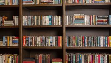 Une bibliothèque remplie de divers ouvrages.
