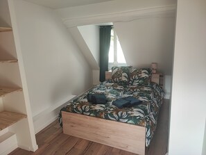 5 camere, una scrivania, ferro/asse da stiro, culla da viaggio