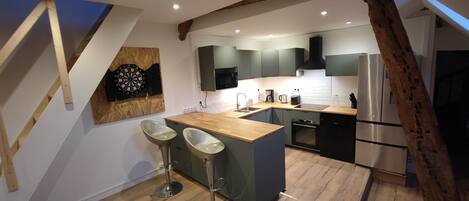 Réfrigérateur, micro-ondes, four, plaque de cuisson