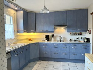 Kylskåp, mikrovågsugn, ugn och spishäll