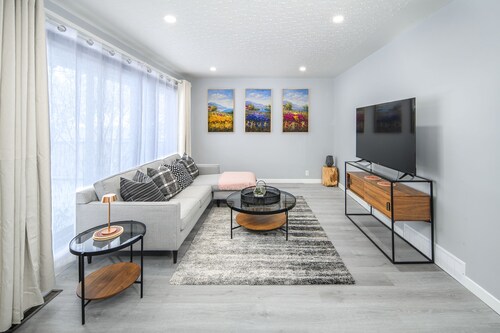Newly Renovated Stylish & Romantic Home, 5 minutes to Downtown & Ctrain & 17 Ave