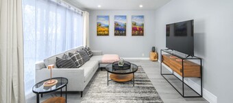 Newly Renovated Stylish & Romantic Home, 5 minutes to Downtown & Ctrain & 17 Ave