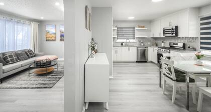 Newly Renovated Stylish & Romantic Home, 5 minutes to Downtown & Ctrain & 17 Ave