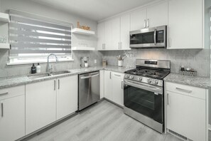 Frigorífico, microondas, horno y placa de cocina