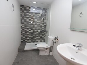 Towels - Cozy Apartment with Terrace Overlooking Pool in Vibrant Salou (Salou)