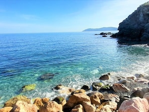 Una spiaggia nelle vicinanze