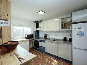 Kylskåp, mikrovågsugn, ugn och diskmaskin