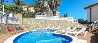 Spacious Villa with Private Pool, Lloret de Mar, 12 guests