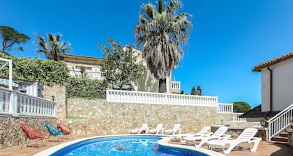 Spacious Villa with Private Pool, Lloret de Mar, 12 guests