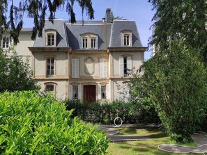 Un grand bâtiment historique doté de nombreuses fenêtres et d’une entrée centrale.