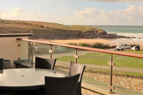 Stunning sea view duplex apartment, large balcony opposite the beach