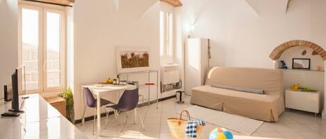 غرفة علوية | منطقة المعيشة | تلفزيون ذكي بحجم 32-بوصة يعرض قنوات تلفزيونية رقمية