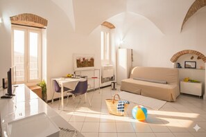 Loft | Wohnbereich | 32-Zoll-Smart-TV mit Digitalempfang