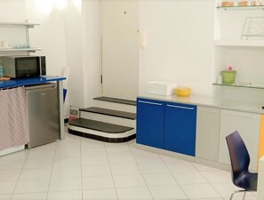 Geladeira, micro-ondas, cooktop, chaleira elétrica