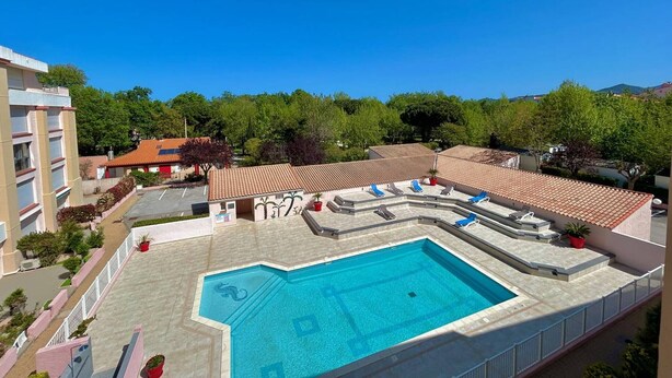 A rooftop swimming pool with a geometric design, surrounded by a white fence, and a clear blue sky in the background. - Cozy T2 Apartment with Parking, Pool, and City View Near Beach in Argelès-sur-Mer (Argelès-sur-Mer)