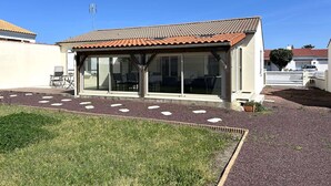 Unclassified image, 2 of 21, button - Cozy 4-room House, Sleeps 6, Near St Gilles Croix de Vie, with Garden & Veranda (Le Fenouiller)