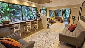 Sauna, vartalohoitoja, kuumakivihierontaa, syväkudoshierontaa