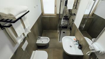 Dusche, Haartrockner, Bidet, Handtücher