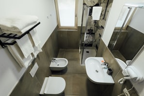 Douche, sèche-cheveux, bidet, serviettes fournies