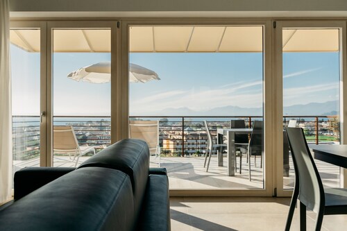 Cozy apartments with breathtaking lake views, close to the center.