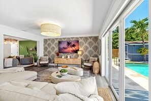 Smart-TV, Tischtennisplatte, Bücher, Arbeitsbereiche