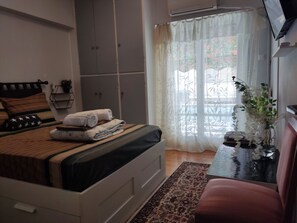 2 chambres, bureau, chambres insonorisées, fer et planche à repasser