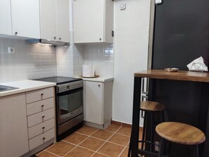 Kühlschrank, Ofen, Herdplatte, Wasserkocher mit Kaffee-/Teezubehör