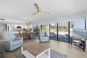 Smart TV, DVD player, books - ☀️Oceanfront Balcony-Pool-Ocean Reef Villa 110☀️ (NSB)