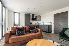 TV, offices - Stay Zeni, Ouse Court York Spacious 2 Bed Flat (York)