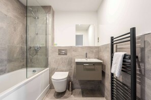 Douche, sèche-cheveux, serviettes fournies, shampoing