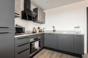 Fridge, microwave, oven, stovetop - Stay Zeni, Ouse Court York Spacious 2 Bed Flat (York)