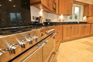 Microwave, oven - Beachside apartment, two storeys with sea views (Padstow)