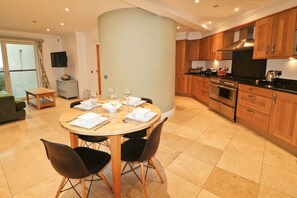 Microwave, oven - Beachside apartment, two storeys with sea views (Padstow)