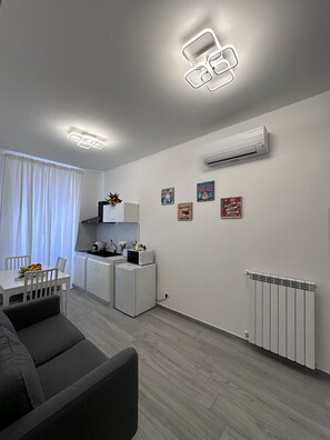 25-inch LED TV with digital channels - Soft Rooms (Rome)