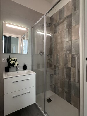 Quarto conforto, 1 cama King, banheiro privativo | Banheiro | Chuveiro, chuveiro com efeito de chuva, produtos de toalete grátis