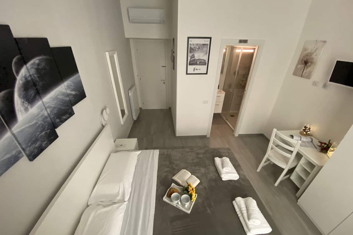 Quarto conforto, 1 cama King, banheiro privativo | 1 quarto, roupas de cama premium, edredons de pluma