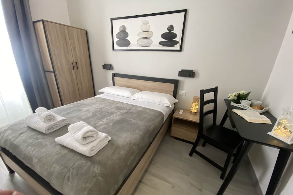 Quarto clássico, 1 cama de casal, suíte | 1 quarto, roupas de cama premium, edredons de pluma