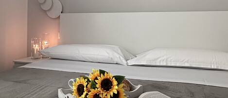Comfort Room, 1 King Bed, Private Bathroom | 1 bedroom, premium bedding, down duvets, memory-foam beds