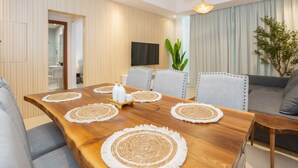 Villa – classic | Spiseområde på rommet