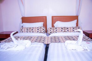 1 habitación, escritorio y espacio para trabajar con laptop 