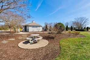 Outdoor dining - AFFORDABLE & ADORABLE TOWNHOME IN POOL/TENNIS CMMTY, BETHANY MEADOWS, DE (Frankford)